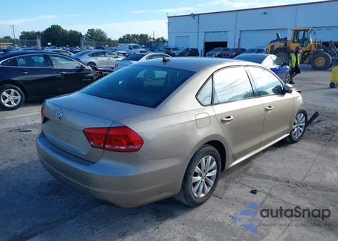 2015 Volkswagen Passat 1.8T Wolfsburg Edition z USA, uszkodzony, nr VIN 1VWAT7A39FC027473